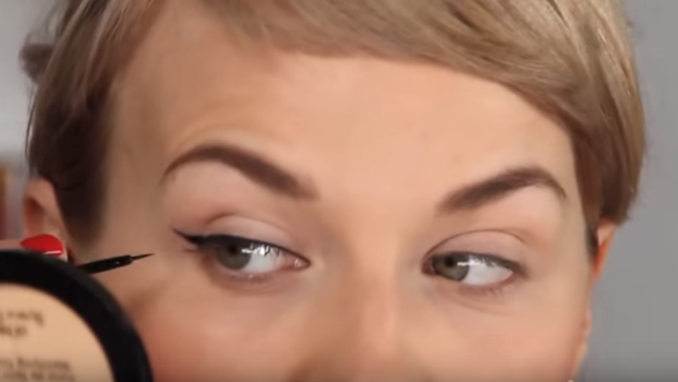 Jak namalować kreskę eyelinerem?