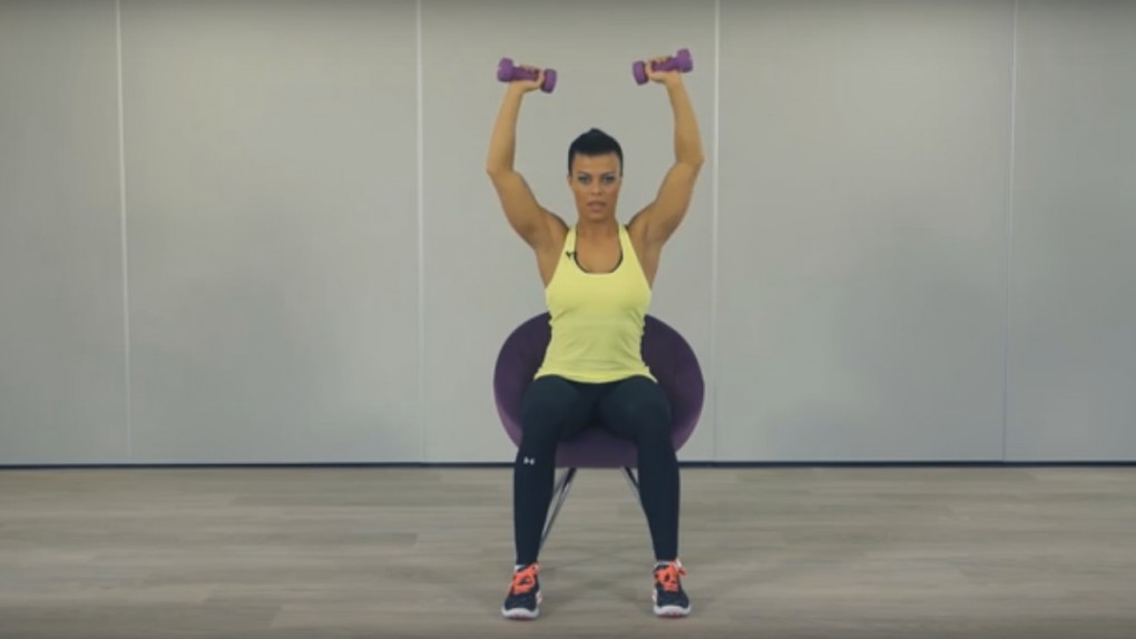 Trening zbawienny dla ramion - ćwiczenia z hantlami