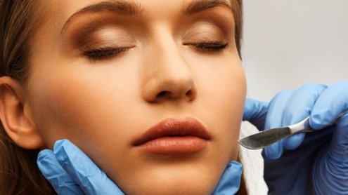 "Golenie" twarzy skalpelem? Dermaplaning, czyli nowa alternatywa głębokich peelingów