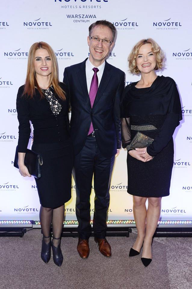 Vincent Dujardin, dyrektor Novotel Warszawa centurum z żoną i Moniką Zamachowską.