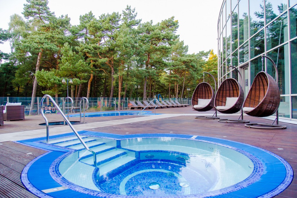 Całoroczny taras zewnętrzny znajdujący się tuż przy kompleksie basenowym to jedno z najchętniej odwiedzanych miejsc w Hotelu Sen