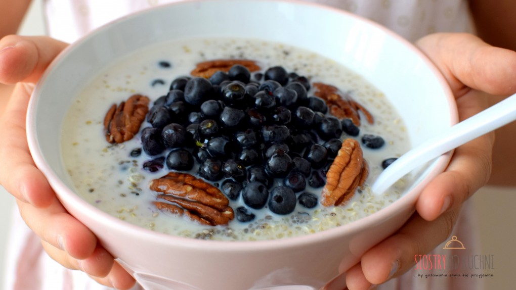 Komosa ryżowa z jagodami i orzechami pecan
