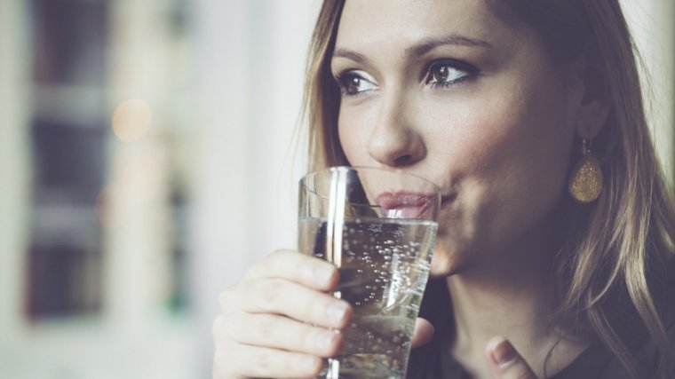 5 nieoczywistych objawów świadczących o tym, że powinnaś pić więcej wody