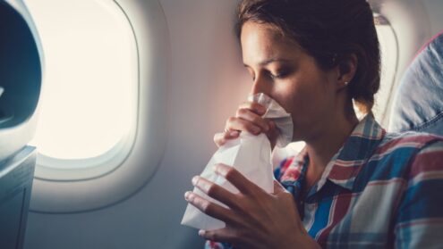 Kobieta w samolocie oddychająca do worka - wizualizacja napadu paniki