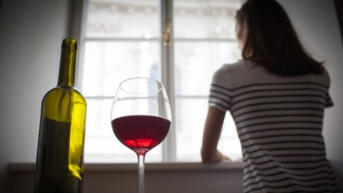 Spowiedź alkoholiczki. Kobiety piją w samotności, w nagrodę, nie upijają się… zawsze wierzą, że nie mają problemu