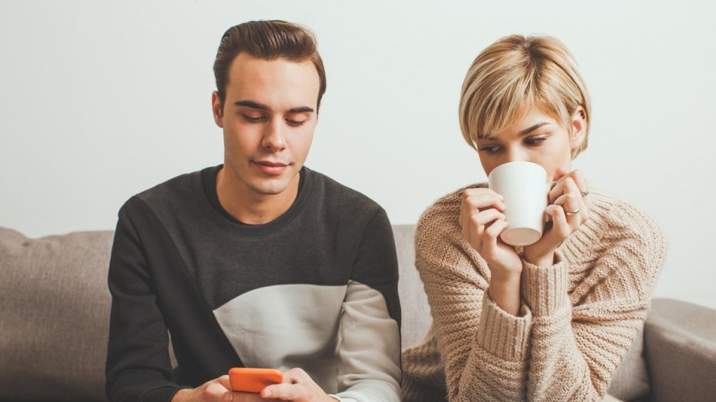 Powtarza, iż kontrola jest podstawą zaufania. Tak mówiła jej matka, więc męża prześwietla na wskroś