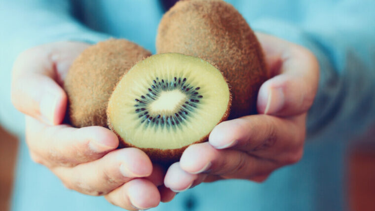 Kiwi - ile ma kalorii, właściwości, koktajl z kiwi