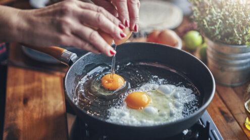 Jajka sadzone - kcal, przepis po angielsku, na wodzie, z piekarnika