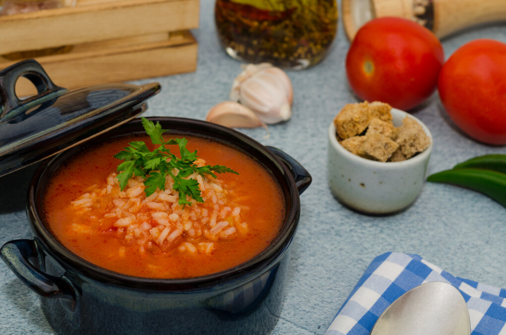 zupa pomidorowa z ryżem, makaronem, na rosole, zupa krem.
