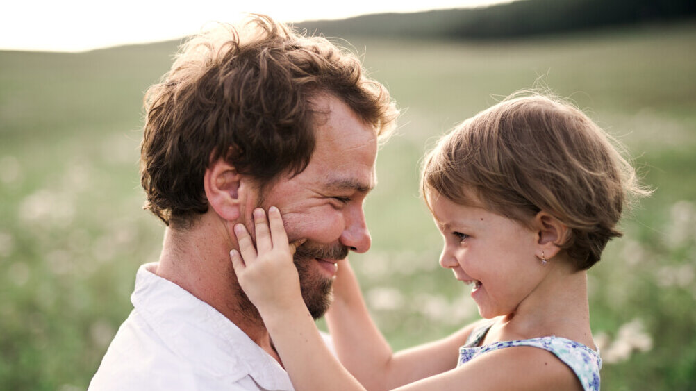 Relacja córki z ojcem – jak wpływa na dorosłe życie kobiety? - Oh!me - Relacje Z Ojcem A Wybór Partnera