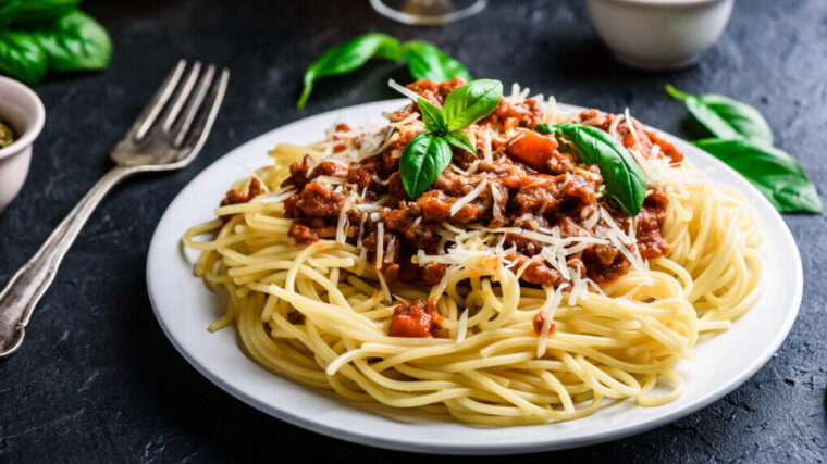 Spaghetti bolognese z mięsem mielonym. Przepis na sos - Oh!me