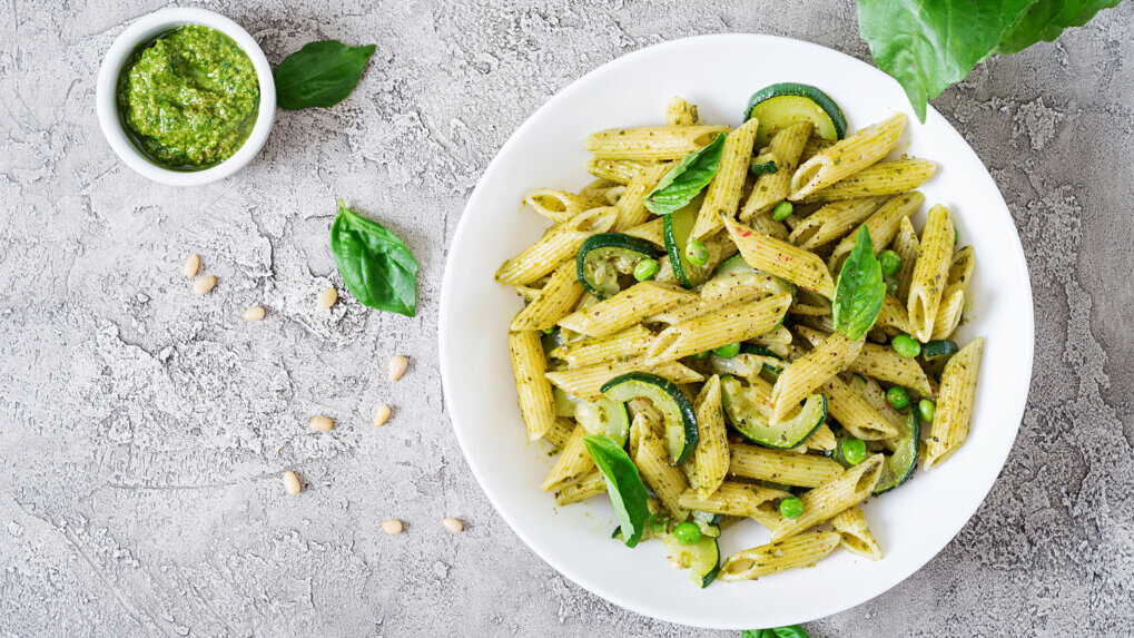 Makaron z cukinią i pieczarkami, kurczakiem, papryką lub z pesto