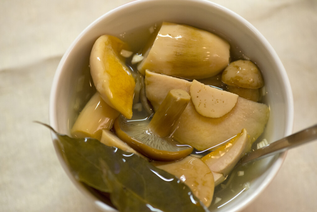 grzyby marynowane na słodko, z octem, z papryką, chili, lub z curry