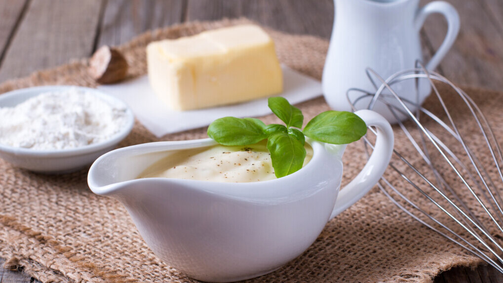 Sos beszamelowy - klasyczny do lasagne, z serem lub w wersji fit