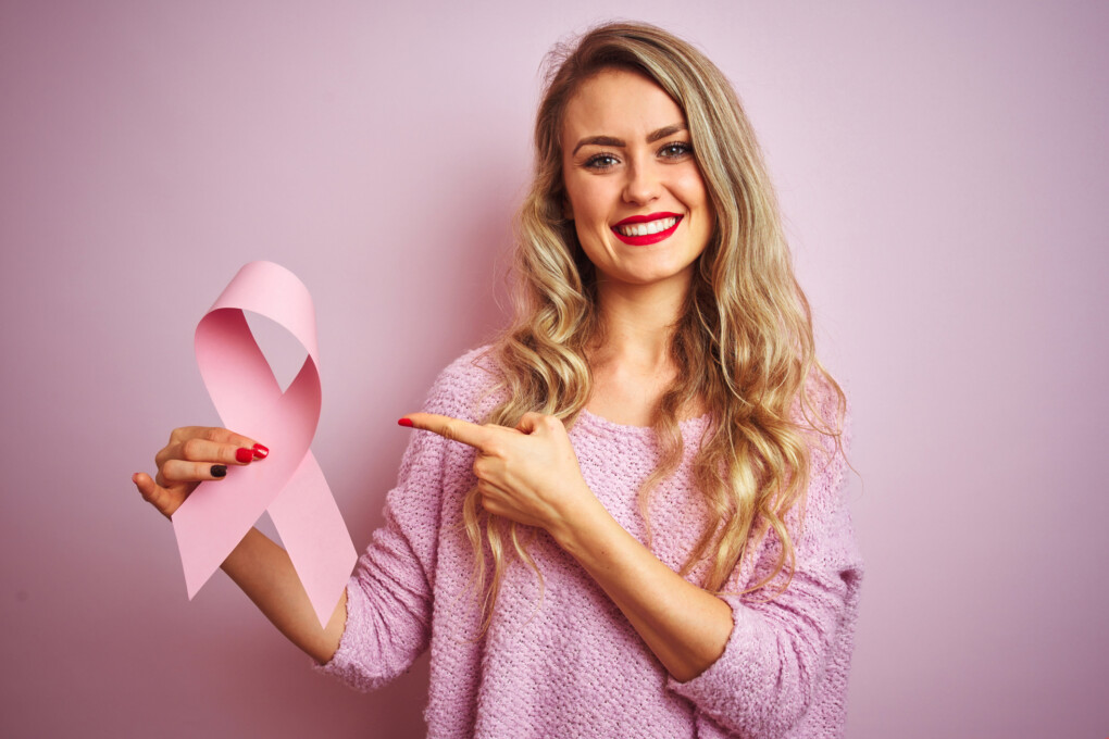 Rak piersi objawy - jak rozpoznać? Samobadanie piersi 