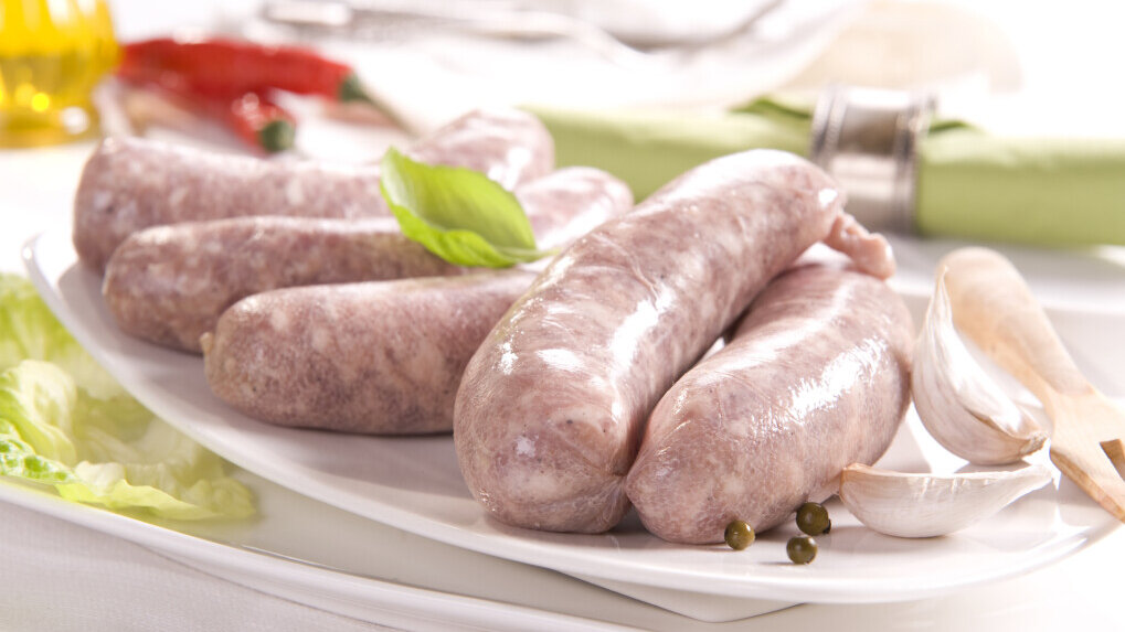 Biała kiełbasa - pieczona w piwie, sosie chrzanowym, zaparzana