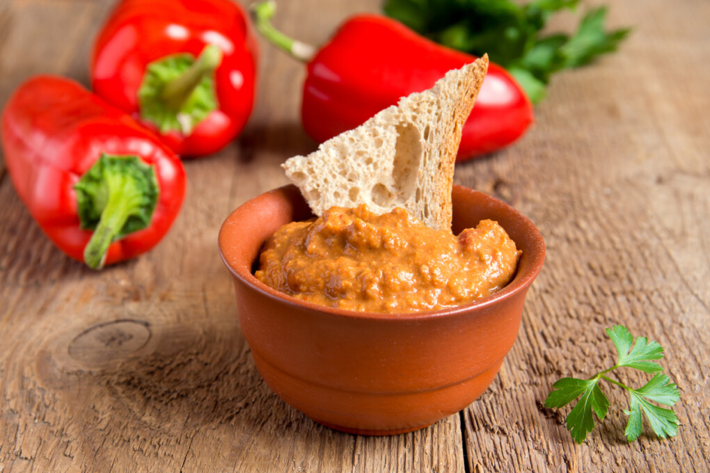 Hummus - zalety, przepis na pastę z pomidorami lub papryką