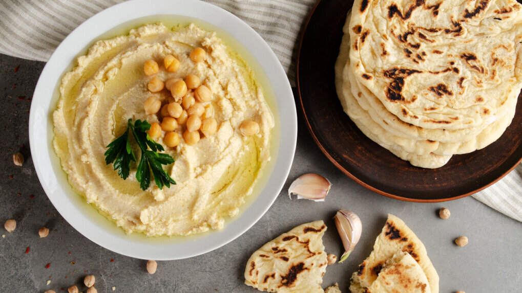 Hummus - zalety, przepis na pastę z pomidorami lub papryką