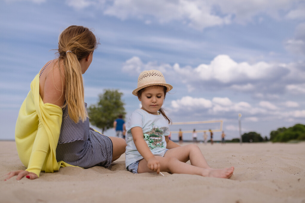 „Chcielibyście, aby wasze nagie zdjęcia oglądali wszyscy?” Policjantka apeluje ws. dzieci na plaży