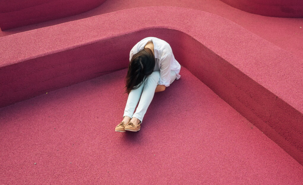 Jesteś swoim własnym oprawcą? Sprawdź, czy sama wobec sobie stosujesz gaslighting