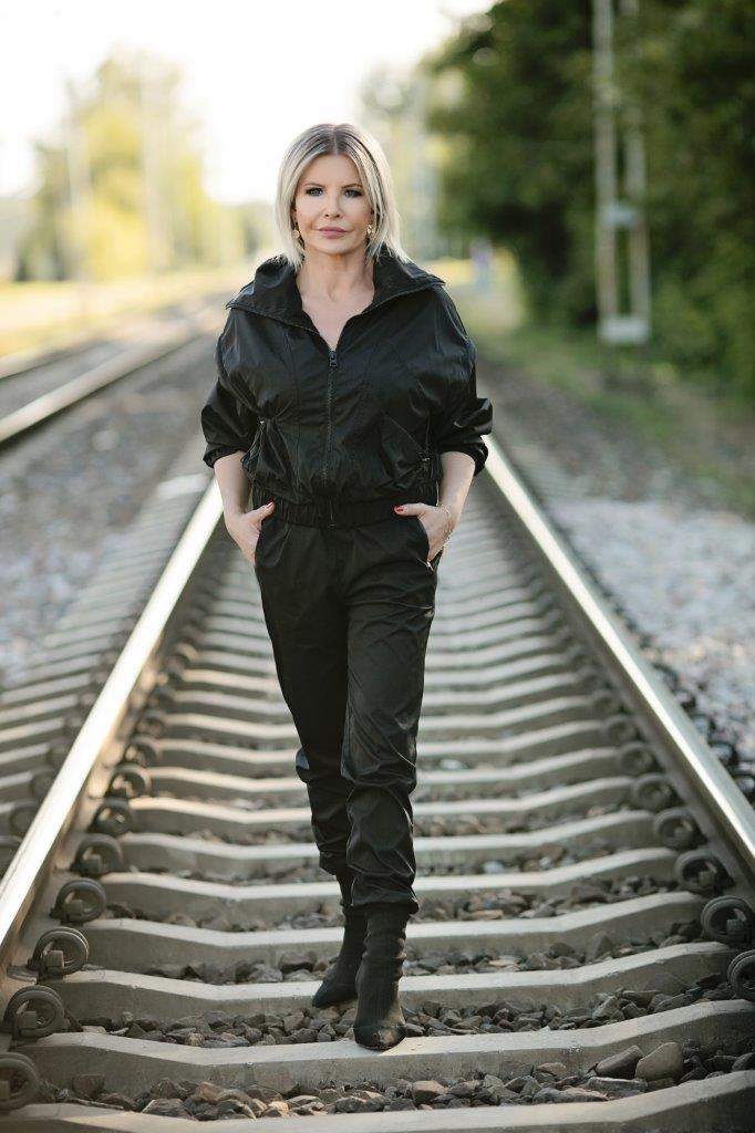 "Martwe dziecko. Niebieski kombinezon, kocyk. Sina, maleńka buzia. Potrafisz słuchać więcej takich historii? Wiem, iż nie"