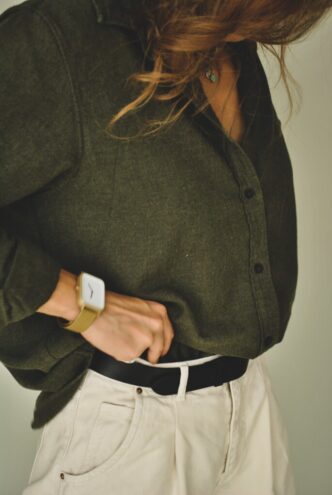 kobieta-w-swetrze-spodniach-pasku-zegarku
