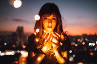 kobieta trzyma lampki jest noc; INFJ