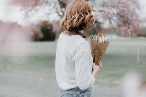 kobieta-trzyma-bukiet-kwiatów; narcyz
