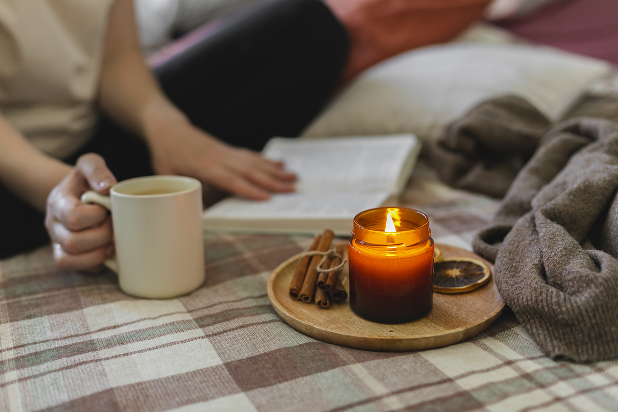 Pij kakao, odłóż telefon i spójrz w oczy ukochanej osoby. Wprowadź hygge do swojego życia