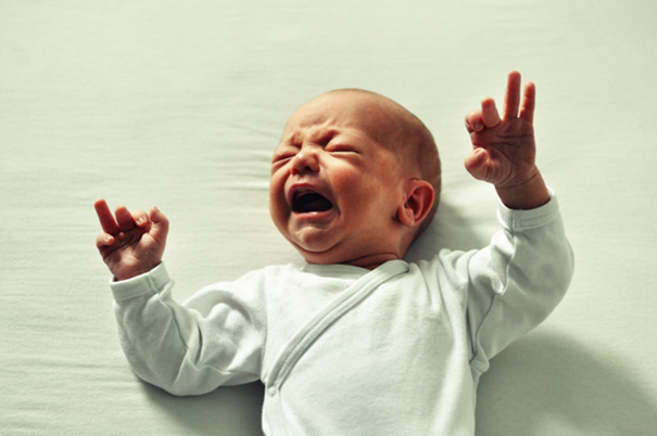 niemowlak płacze z powodu kolki niemowlęcej