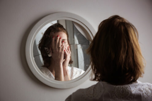 Kobieta patrzy w lustro, zaburzenia psychiczne borderline