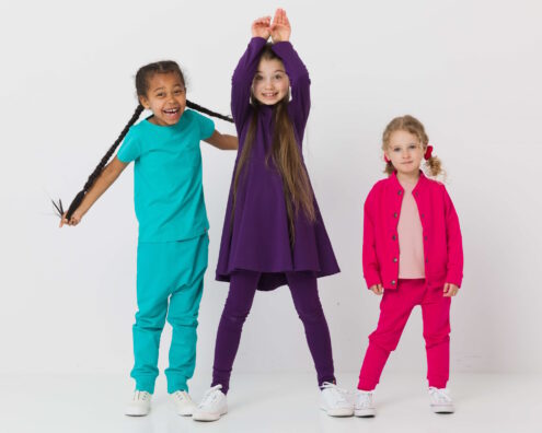 Ubrania dla dziewczynek – kolorowe i komfortowe modele podbijają serca młodszych użytkowniczek