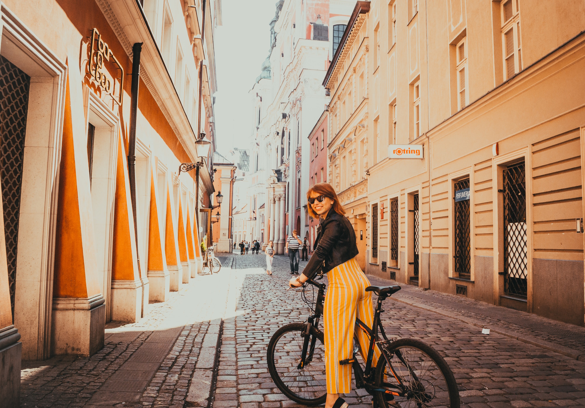 Młoda kobieta jeździ na rowerze po mieście