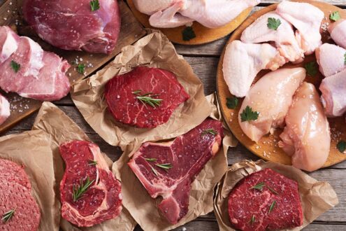 Wyeksponowane mięsa różnych rodzajów Jakie mięso na diecie ketogenicznej?