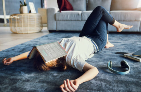 zmęczona kobieta z książką, uczennica