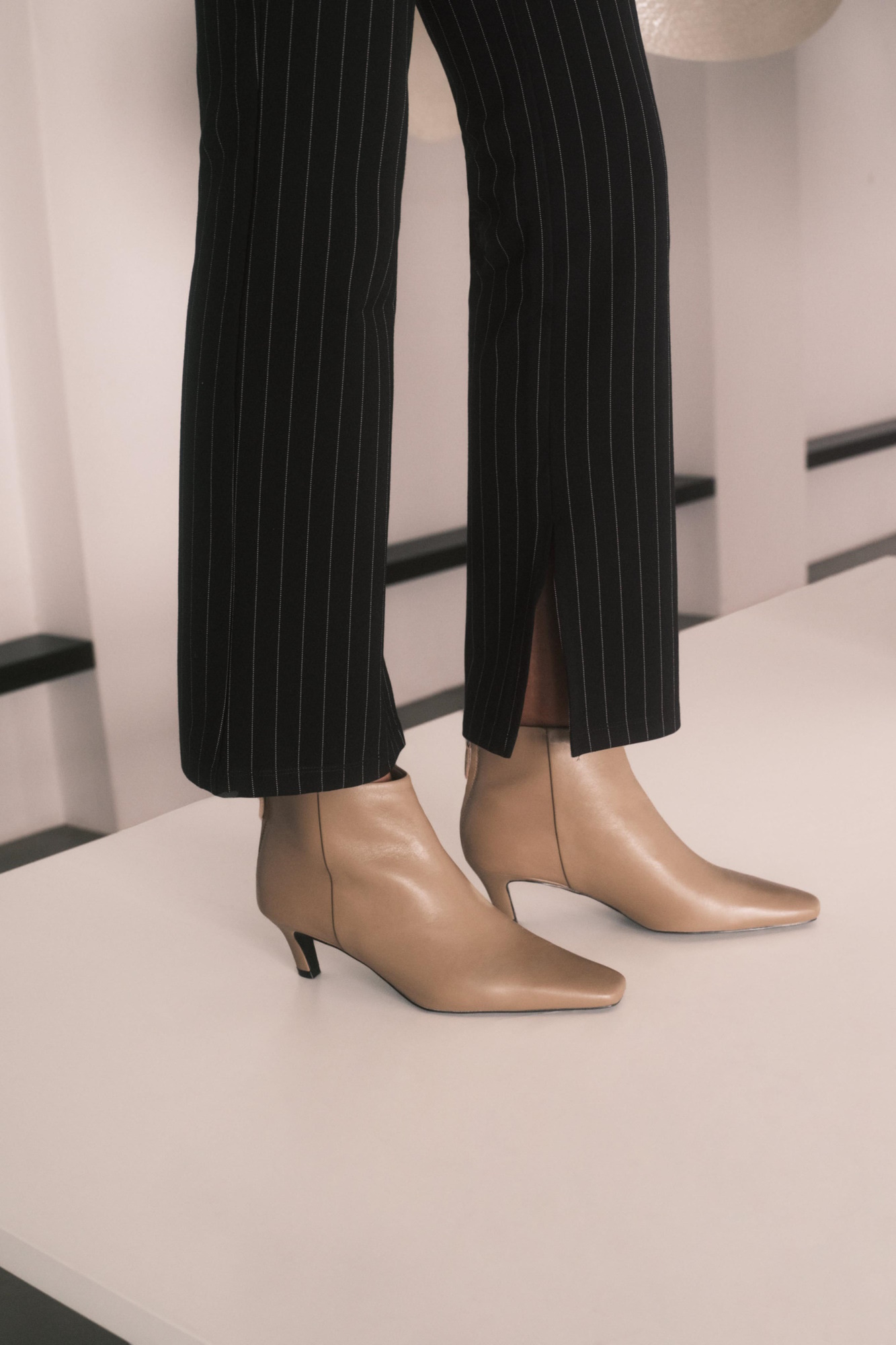 Eleganckie stylizacje z botkami na obcasie w roli głównej