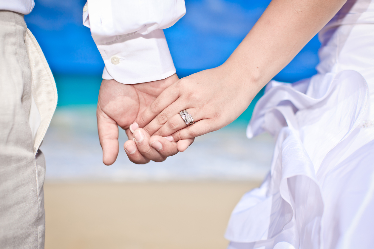 Z brylantem czy bez – jakie obrączki wybrać?