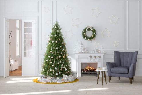 Sztuczne choinki i trendy w dekoracji. Jak oryginalnie ozdobić świąteczne drzewko?