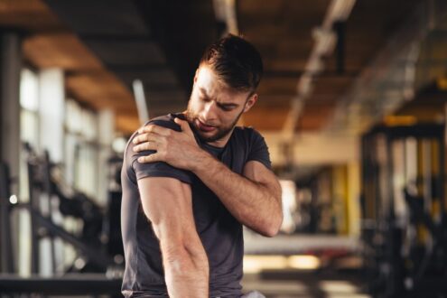 Ból ramienia po treningu – jak go uniknąć i jak sobie z nim radzić?