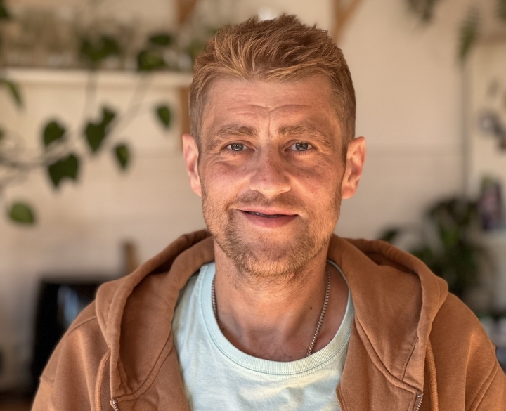 Było tak źle, iż nie był w stanie dojść z łazienki do sypialni. Tomasz Jakubiak opowiada o chorobie