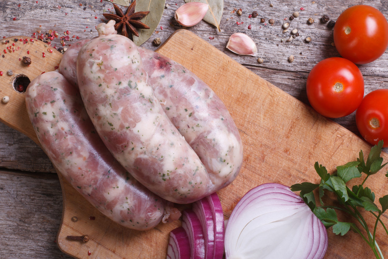 Biała kiełbasa w różnych marynatach – jak ją przygotować na kilka sposobów