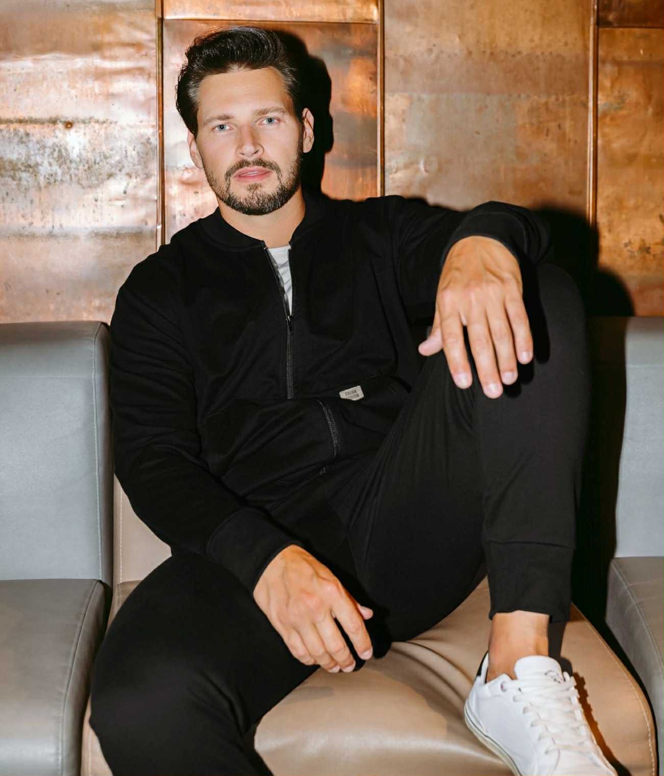 Gruba bawełna, perfekcyjny krój, subtelne detale… Czy dresy męskie są warte swojej ceny?