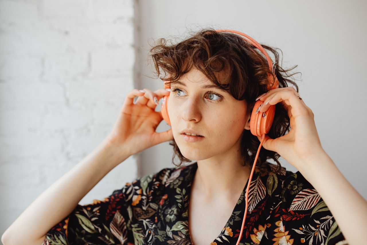 Przebodźcowana głowa po całym dniu? Audiobook może być łagodniejszym sposobem na kontakt z kulturą